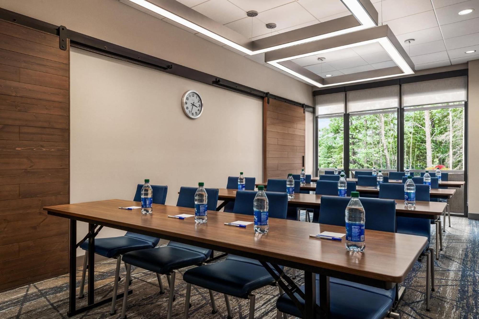 Holiday Inn Express & Suites Rhinelander By Ihg Buitenkant foto