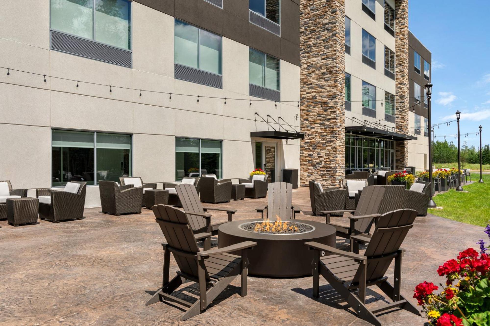 Holiday Inn Express & Suites Rhinelander By Ihg Buitenkant foto